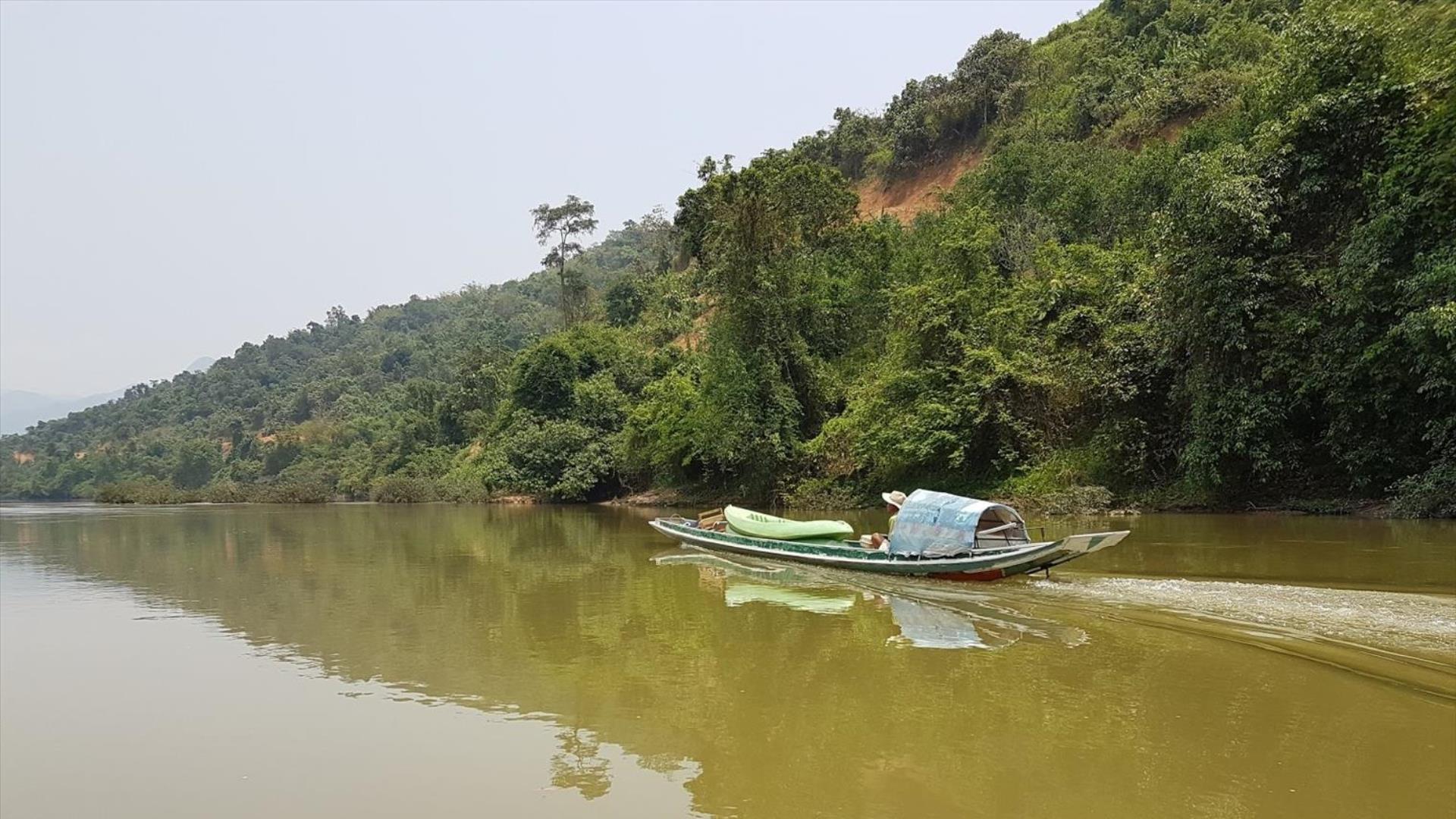 Laos, Nong Khiaw : Muang Ngoi village, weaving and cave tour -1 Day | Ride up the Nam Ou river to Muang Ngoi and Na villages