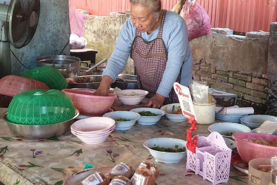 Making Khao Poon Kate